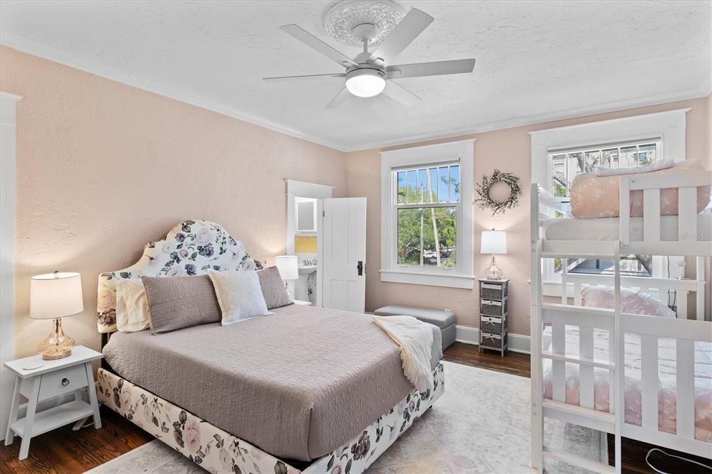 For Sale: $1,095,000 (4 beds, 5 baths, 2810 Square Feet)