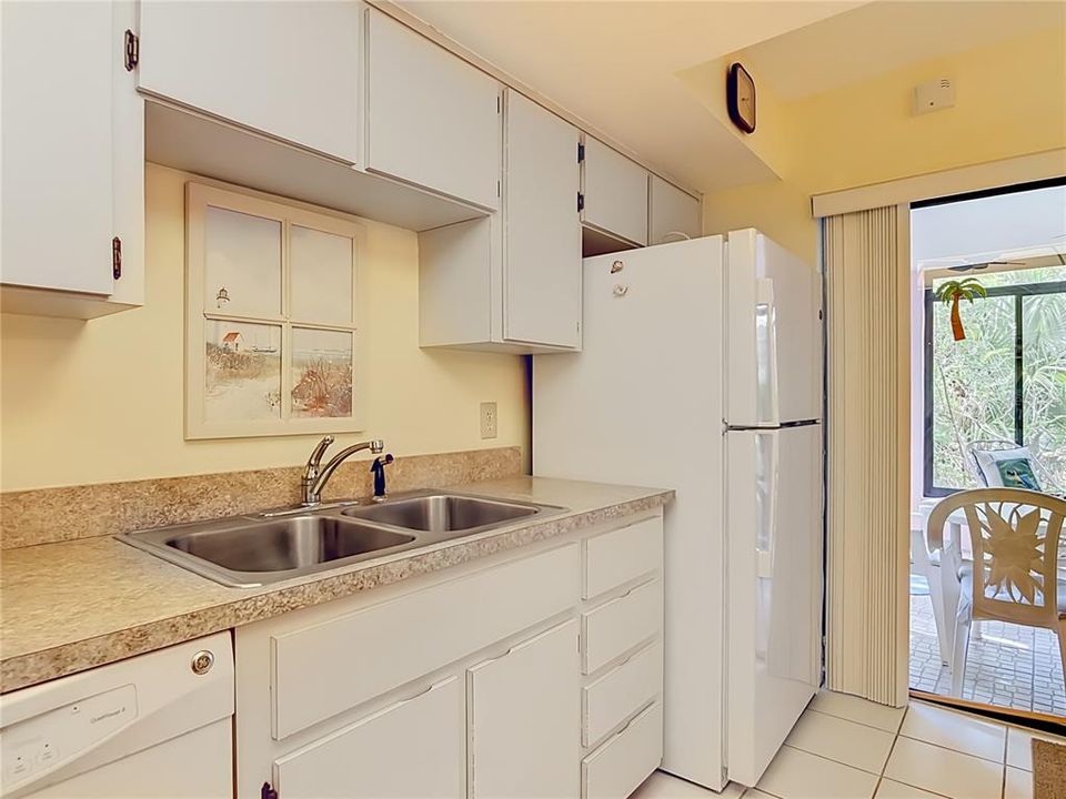 For Sale: $300,000 (2 beds, 2 baths, 1188 Square Feet)