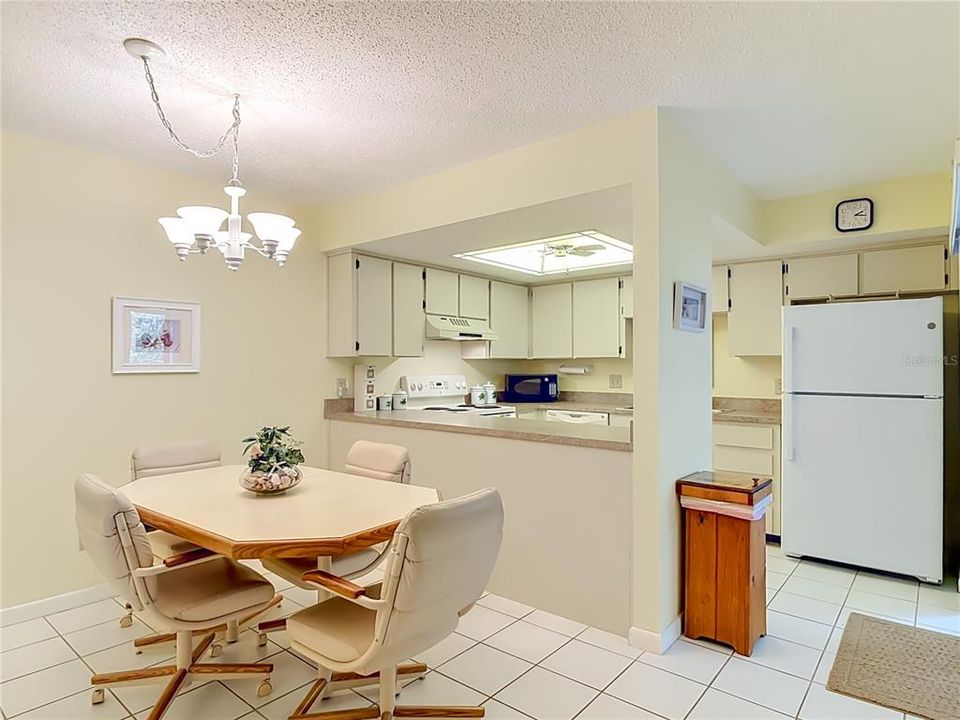 For Sale: $300,000 (2 beds, 2 baths, 1188 Square Feet)