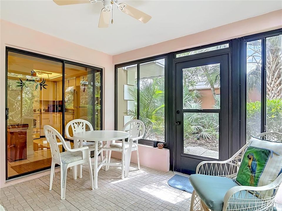 For Sale: $300,000 (2 beds, 2 baths, 1188 Square Feet)