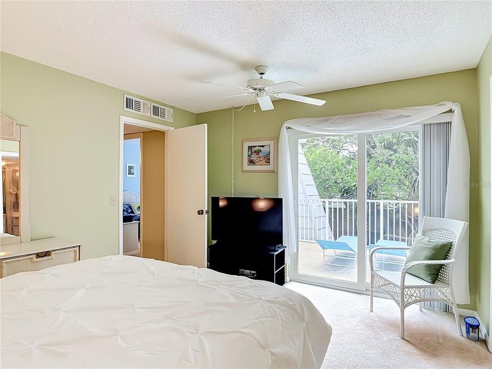 For Sale: $300,000 (2 beds, 2 baths, 1188 Square Feet)