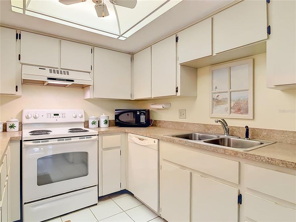 For Sale: $300,000 (2 beds, 2 baths, 1188 Square Feet)