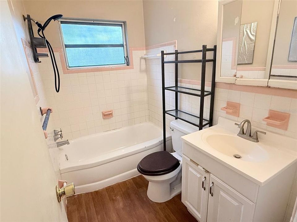 Active With Contract: $1,850 (2 beds, 1 baths, 830 Square Feet)