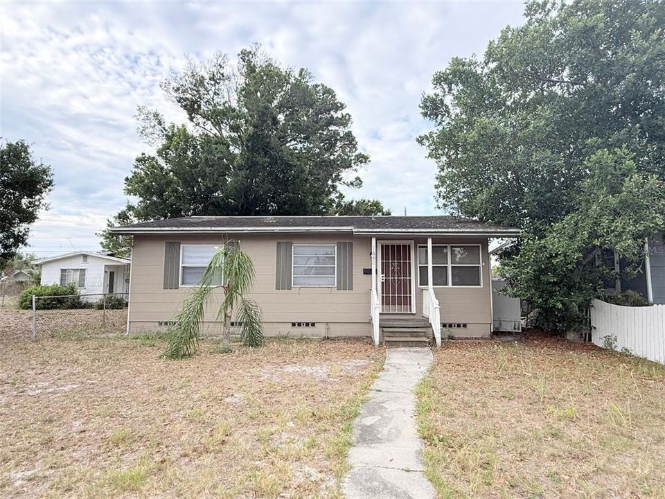 Active With Contract: $1,850 (2 beds, 1 baths, 830 Square Feet)