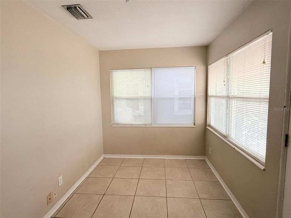 Active With Contract: $1,850 (2 beds, 1 baths, 830 Square Feet)