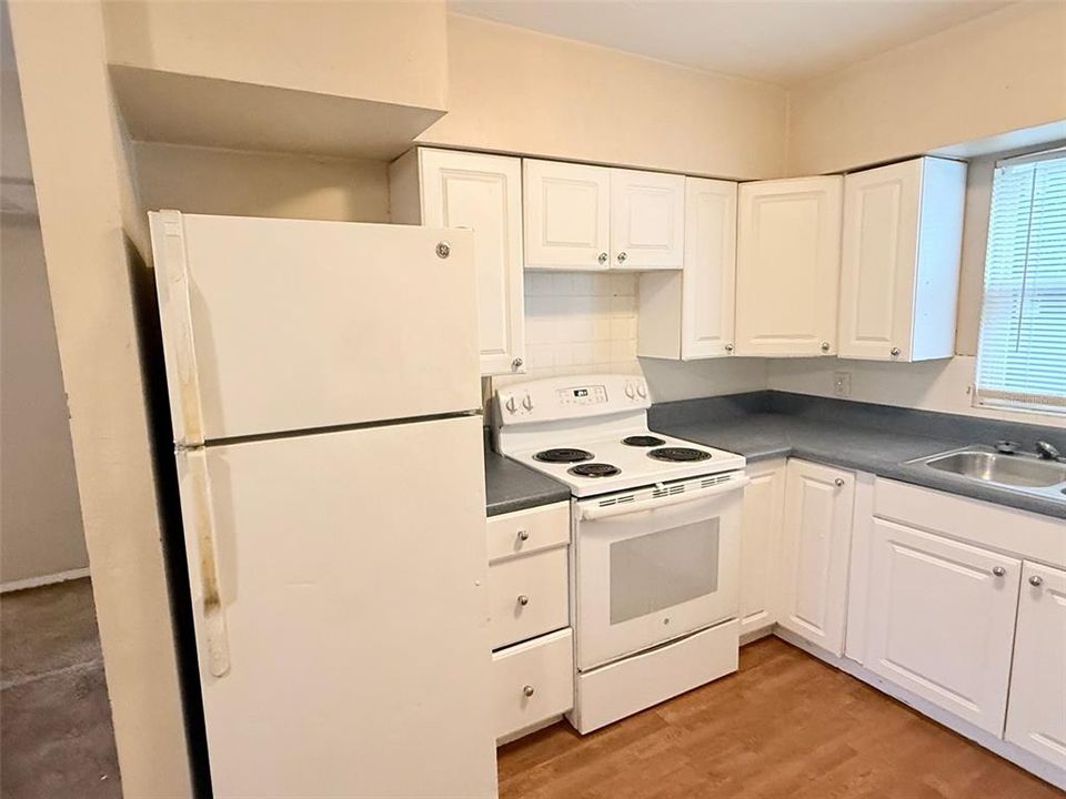 Active With Contract: $1,850 (2 beds, 1 baths, 830 Square Feet)