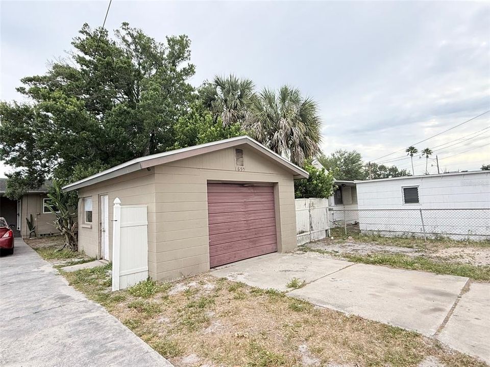 Active With Contract: $1,850 (2 beds, 1 baths, 830 Square Feet)