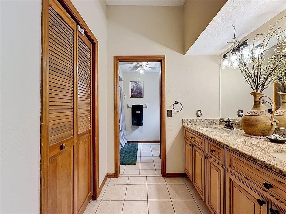 En Venta: $409,000 (3 camas, 2 baños, 1966 Pies cuadrados)