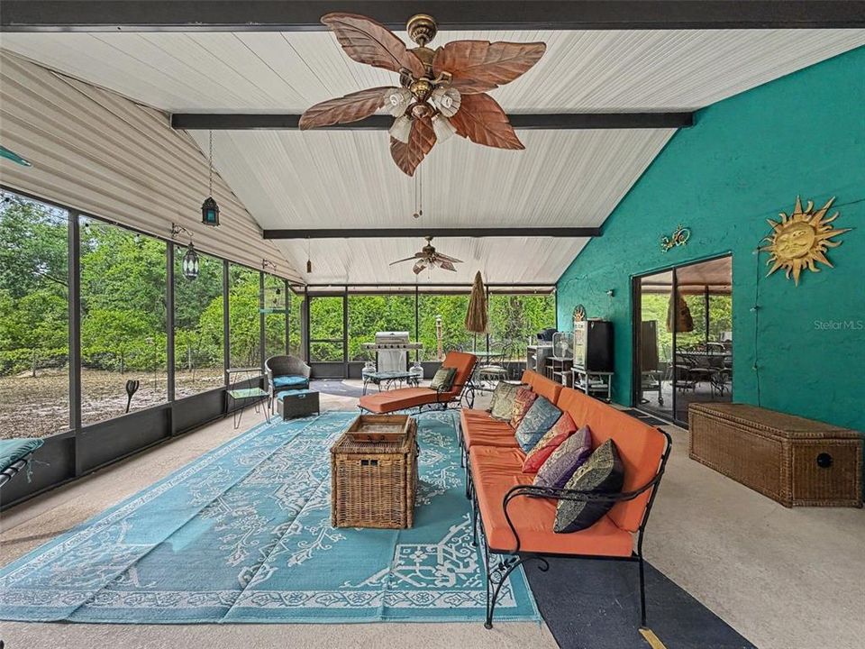 En Venta: $409,000 (3 camas, 2 baños, 1966 Pies cuadrados)