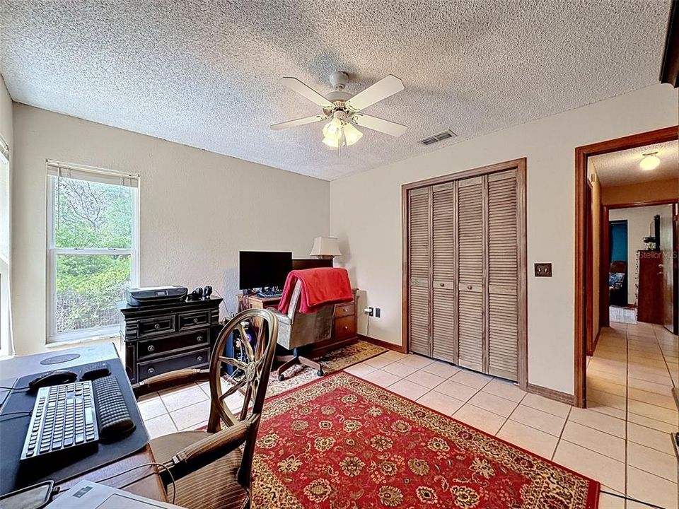 En Venta: $409,000 (3 camas, 2 baños, 1966 Pies cuadrados)