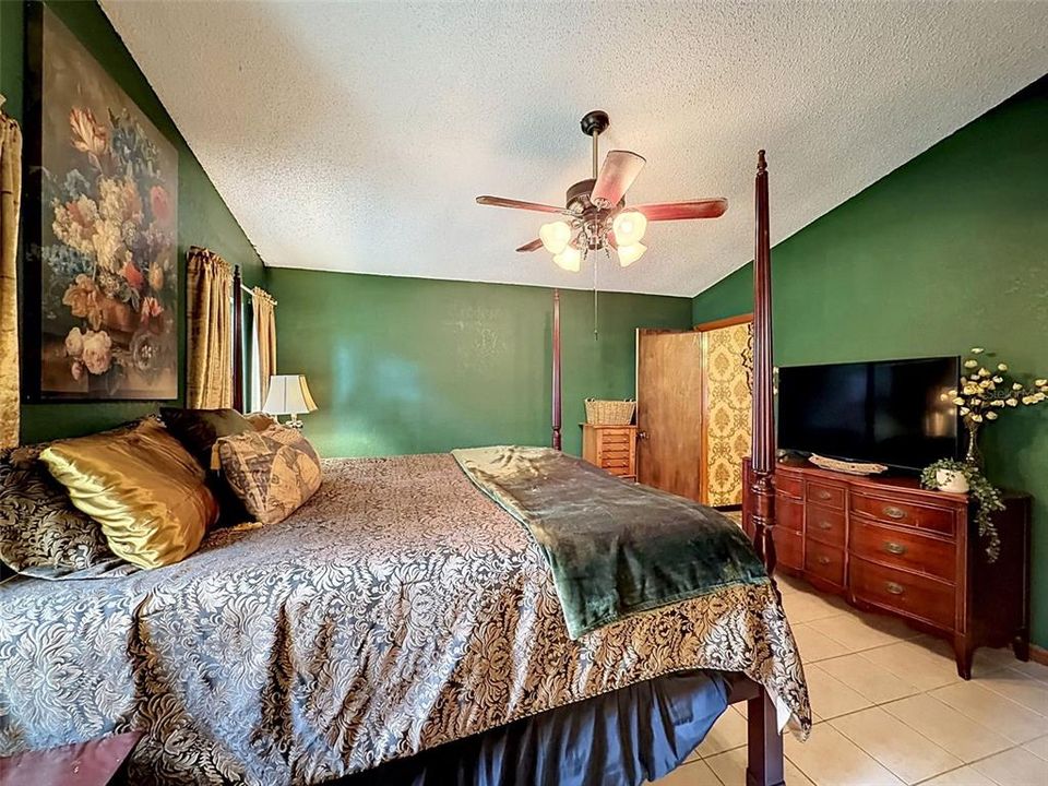 En Venta: $409,000 (3 camas, 2 baños, 1966 Pies cuadrados)