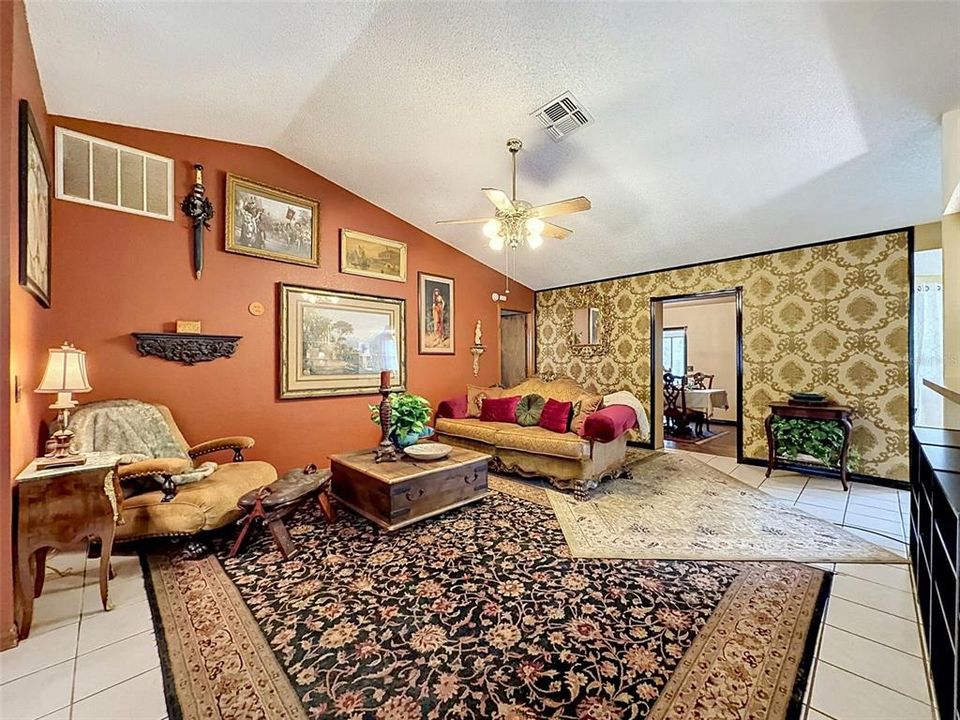 En Venta: $409,000 (3 camas, 2 baños, 1966 Pies cuadrados)