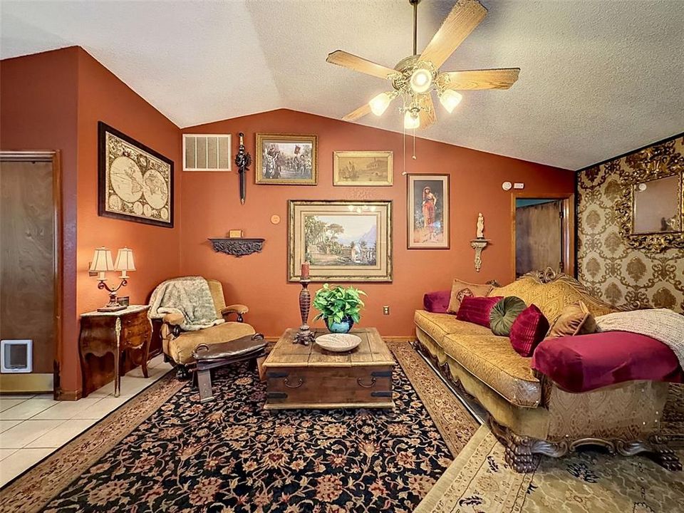 En Venta: $409,000 (3 camas, 2 baños, 1966 Pies cuadrados)