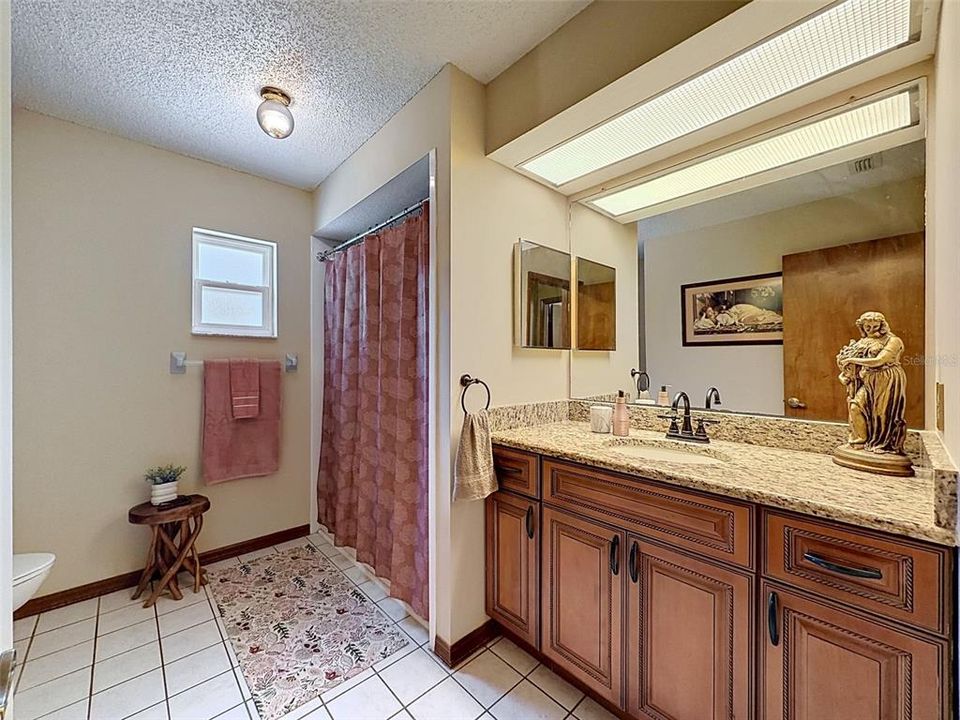 En Venta: $409,000 (3 camas, 2 baños, 1966 Pies cuadrados)