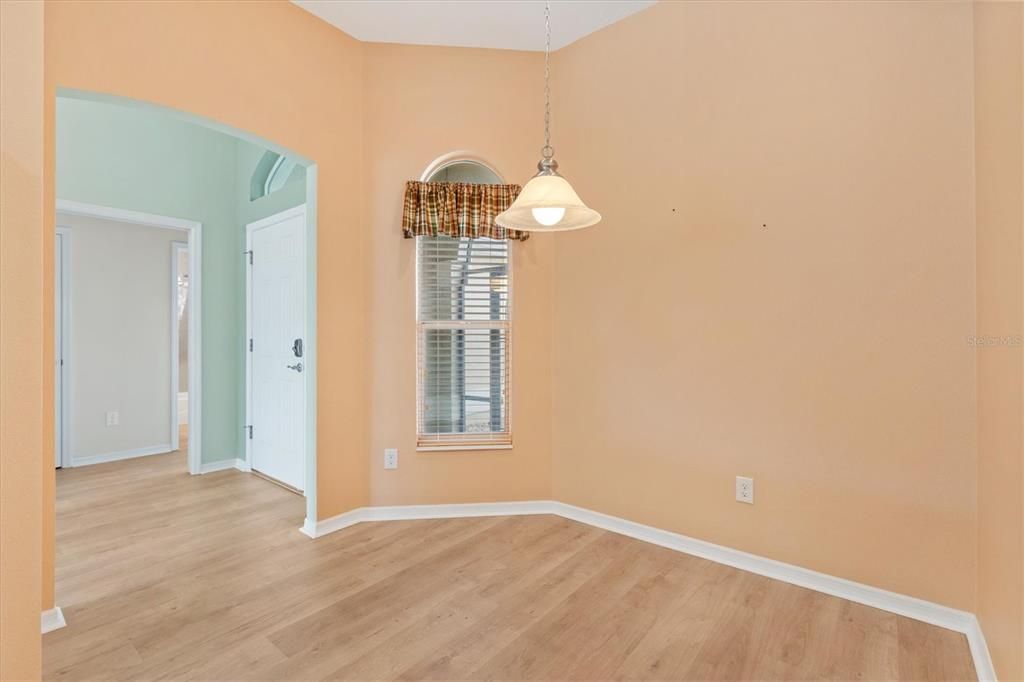 Под контрактом: $455,000 (3 спален, 2 ванн, 1890 Квадратных фут)