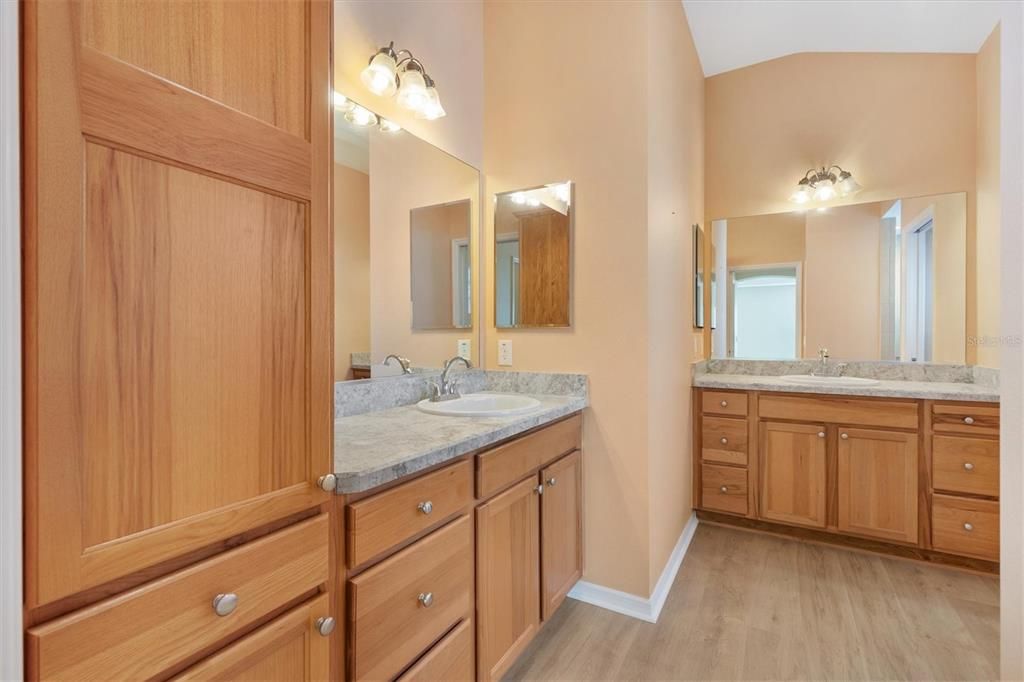 Под контрактом: $455,000 (3 спален, 2 ванн, 1890 Квадратных фут)