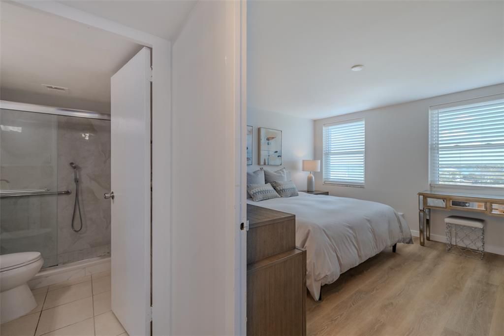 For Sale: $319,900 (1 beds, 1 baths, 895 Square Feet)