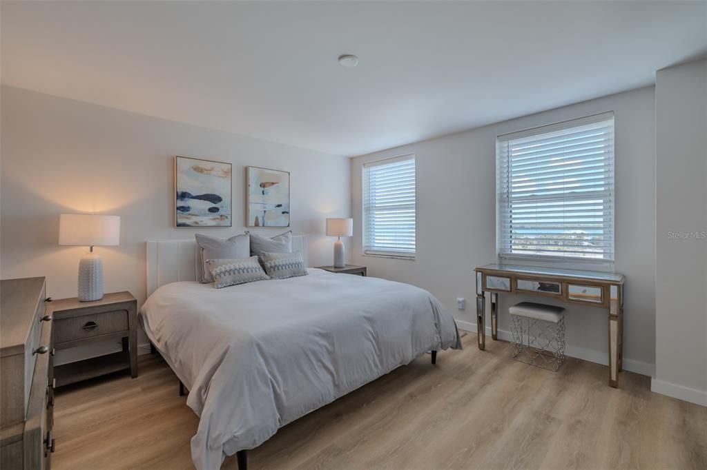 For Sale: $319,900 (1 beds, 1 baths, 895 Square Feet)
