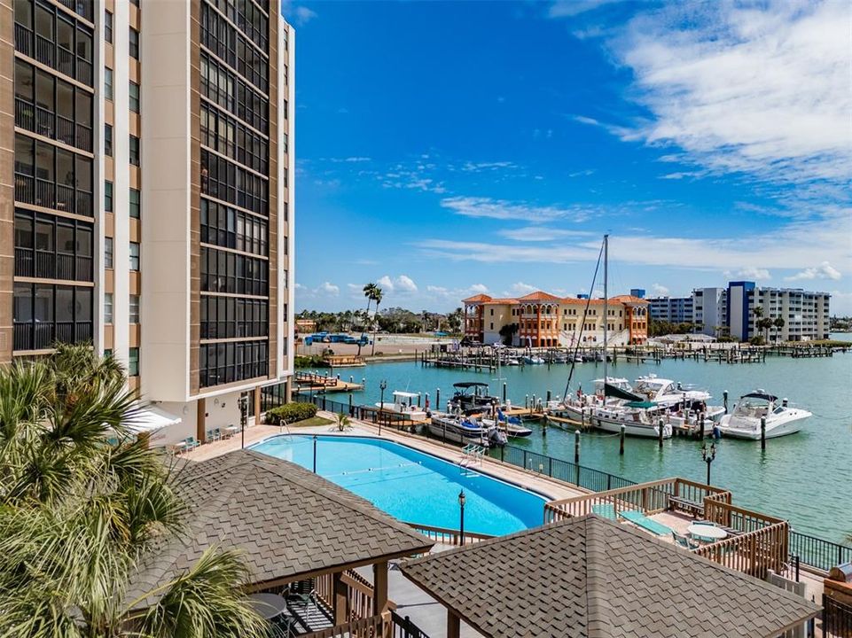 For Sale: $319,900 (1 beds, 1 baths, 895 Square Feet)