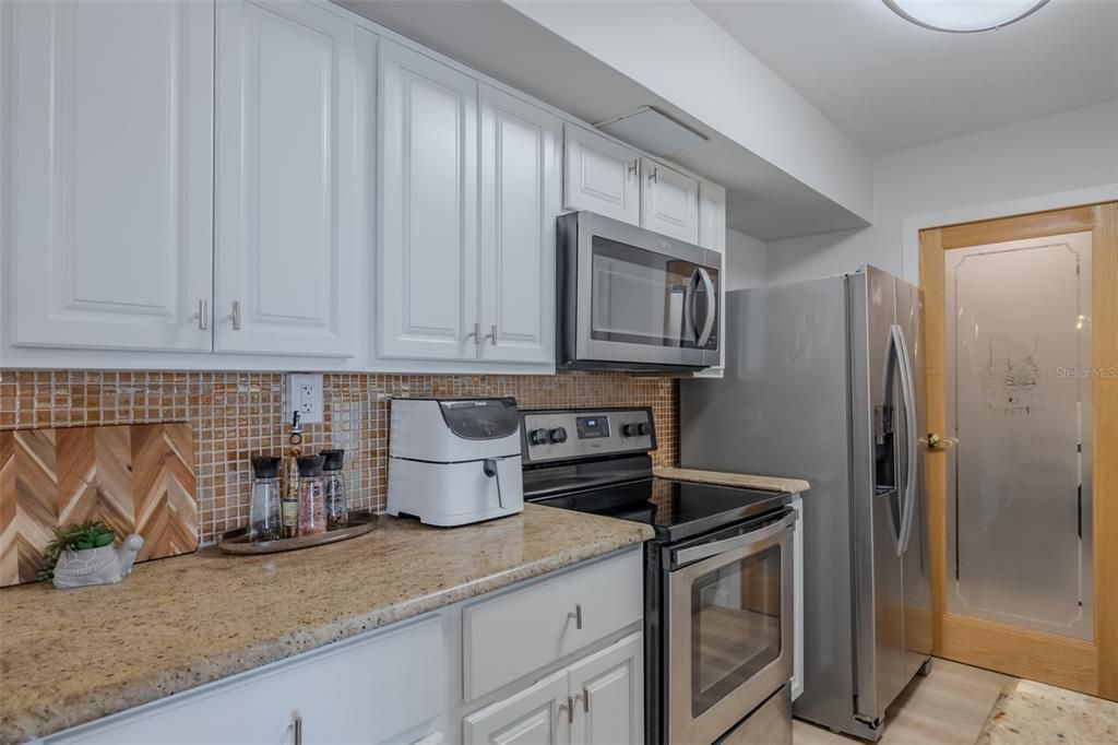 For Sale: $319,900 (1 beds, 1 baths, 895 Square Feet)