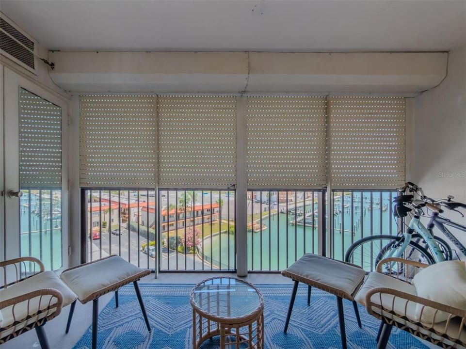 For Sale: $319,900 (1 beds, 1 baths, 895 Square Feet)