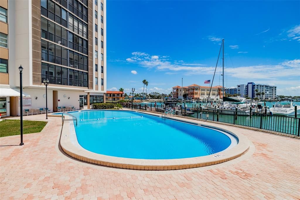 For Sale: $319,900 (1 beds, 1 baths, 895 Square Feet)