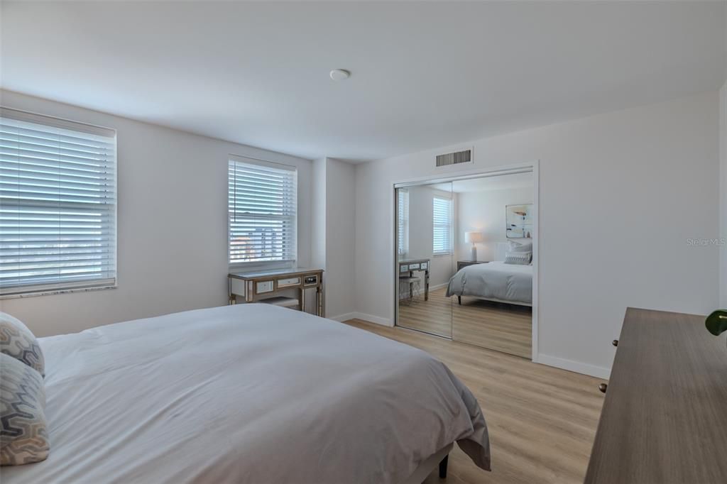 For Sale: $319,900 (1 beds, 1 baths, 895 Square Feet)