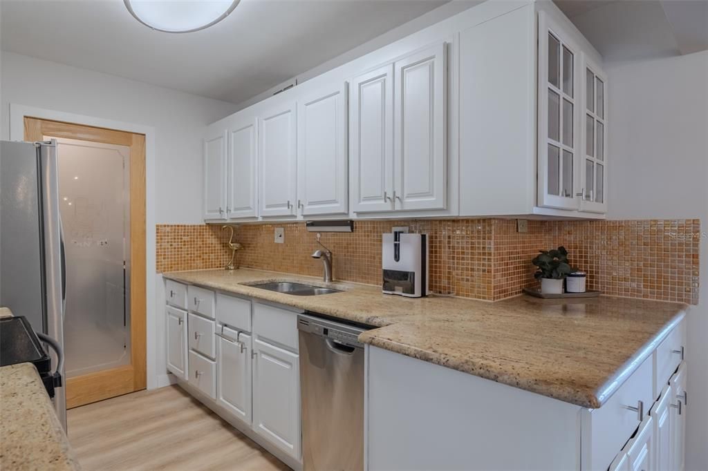 For Sale: $319,900 (1 beds, 1 baths, 895 Square Feet)