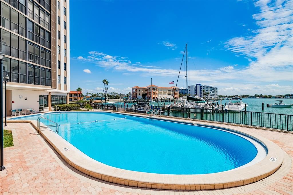 For Sale: $319,900 (1 beds, 1 baths, 895 Square Feet)