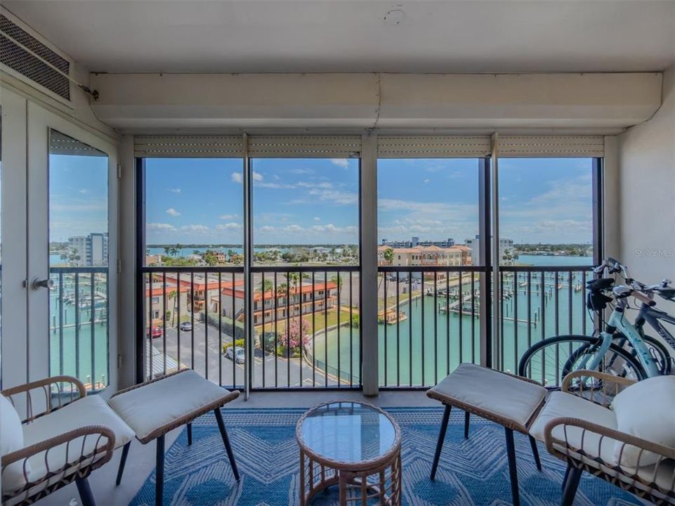 For Sale: $319,900 (1 beds, 1 baths, 895 Square Feet)
