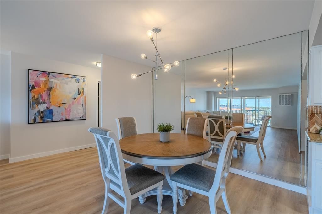 For Sale: $319,900 (1 beds, 1 baths, 895 Square Feet)