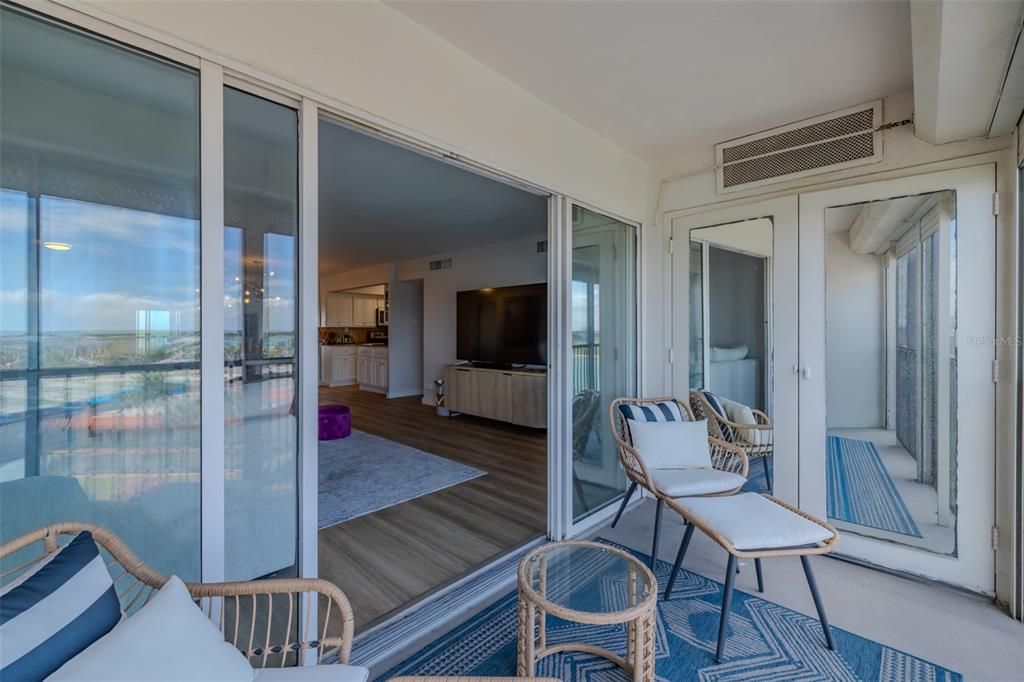 For Sale: $319,900 (1 beds, 1 baths, 895 Square Feet)
