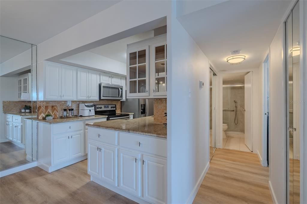 For Sale: $319,900 (1 beds, 1 baths, 895 Square Feet)