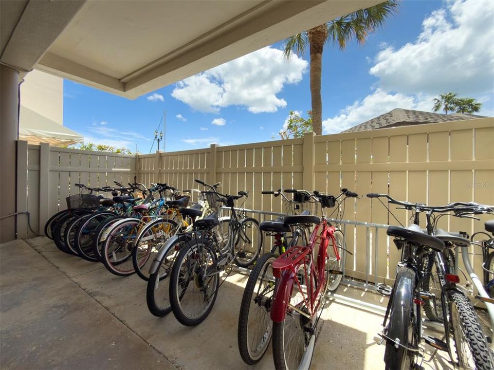 For Sale: $319,900 (1 beds, 1 baths, 895 Square Feet)