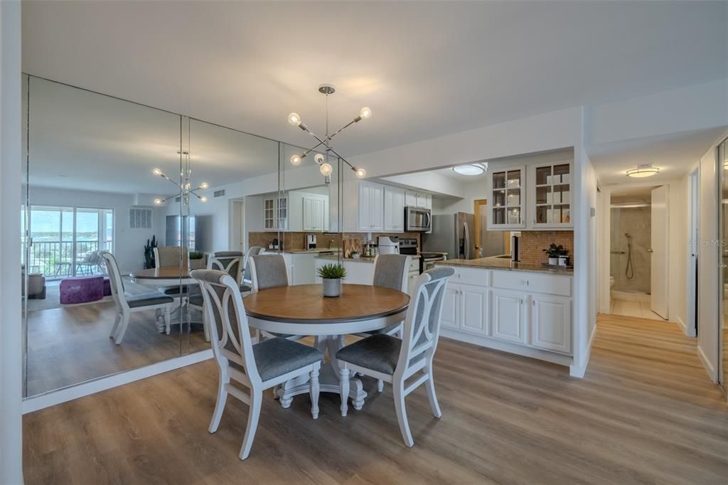 For Sale: $319,900 (1 beds, 1 baths, 895 Square Feet)