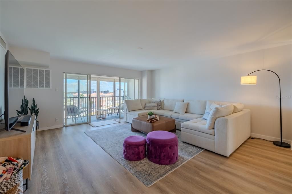 For Sale: $319,900 (1 beds, 1 baths, 895 Square Feet)