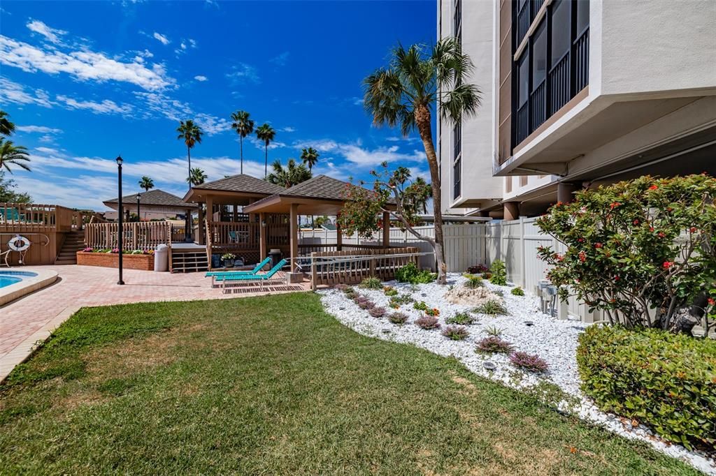 For Sale: $319,900 (1 beds, 1 baths, 895 Square Feet)