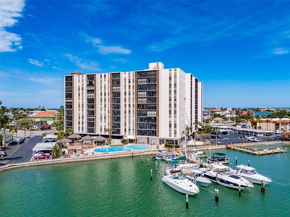 For Sale: $319,900 (1 beds, 1 baths, 895 Square Feet)