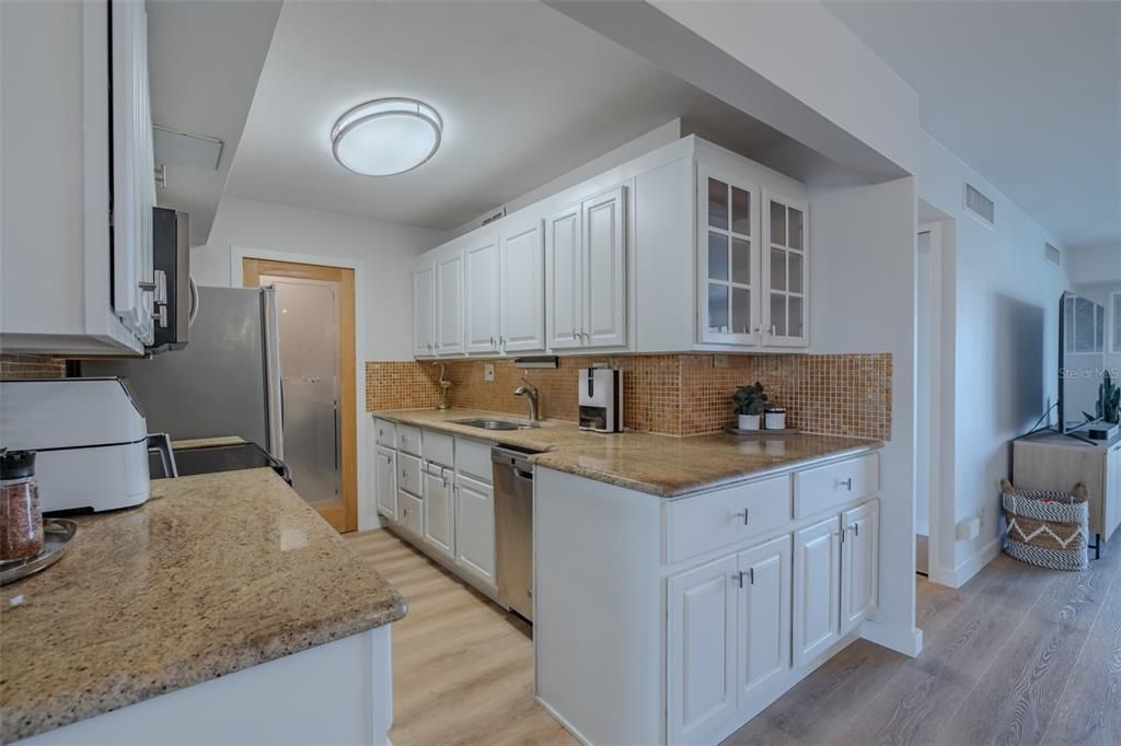 For Sale: $319,900 (1 beds, 1 baths, 895 Square Feet)