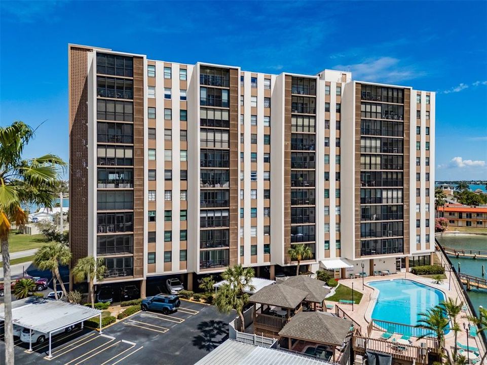 For Sale: $319,900 (1 beds, 1 baths, 895 Square Feet)