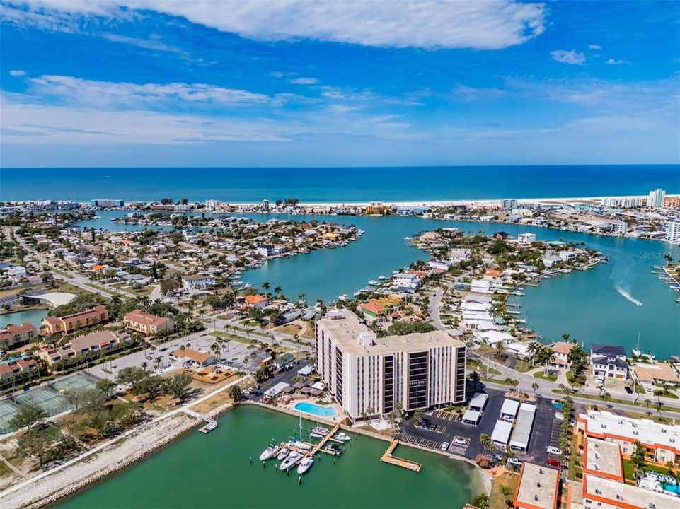 For Sale: $319,900 (1 beds, 1 baths, 895 Square Feet)