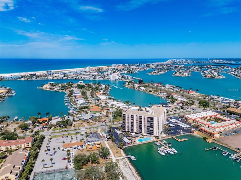 For Sale: $319,900 (1 beds, 1 baths, 895 Square Feet)