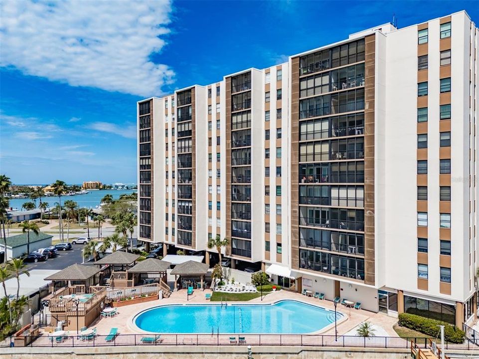 For Sale: $319,900 (1 beds, 1 baths, 895 Square Feet)