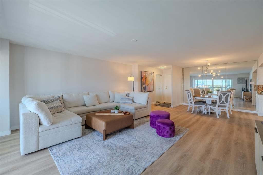 For Sale: $319,900 (1 beds, 1 baths, 895 Square Feet)