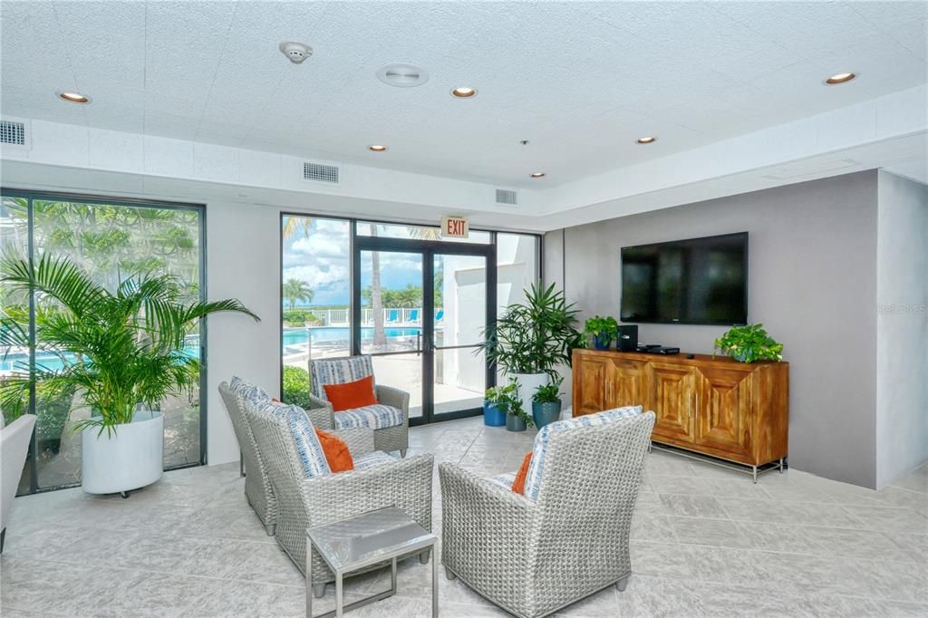 For Sale: $579,000 (2 beds, 2 baths, 1192 Square Feet)