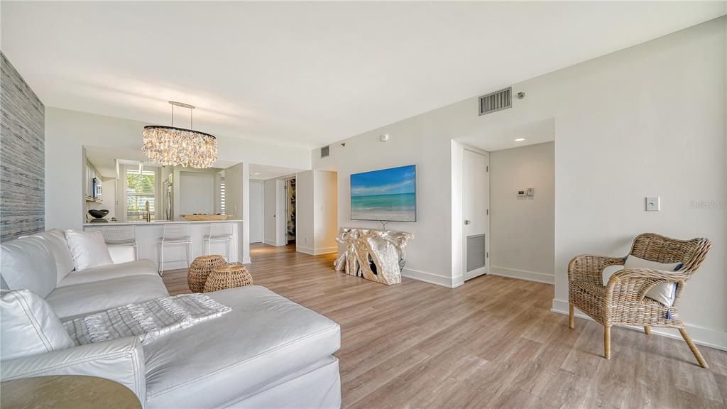 For Sale: $579,000 (2 beds, 2 baths, 1192 Square Feet)