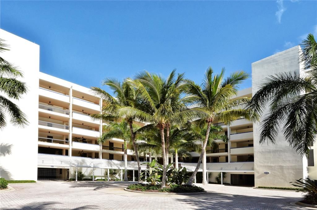 For Sale: $579,000 (2 beds, 2 baths, 1192 Square Feet)