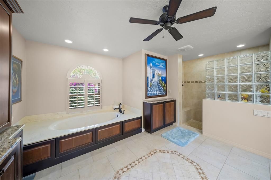 En Venta: $995,000 (3 camas, 2 baños, 3304 Pies cuadrados)