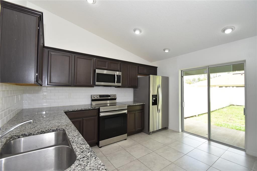For Rent: $1,800 (3 beds, 2 baths, 1211 Square Feet)