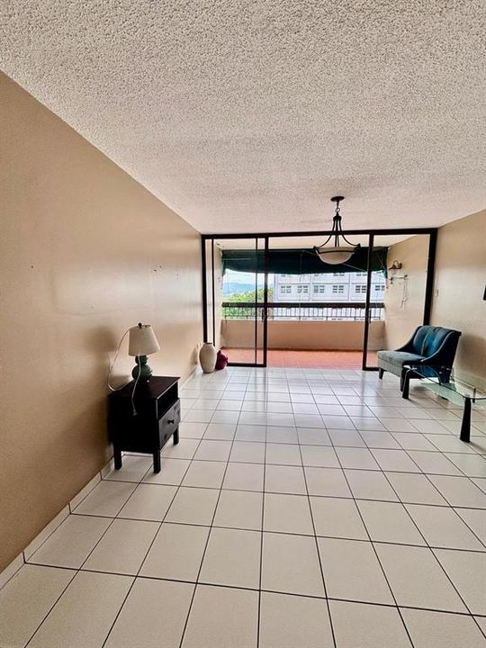 Activo con contrato: $249,000 (3 camas, 2 baños, 1335 Pies cuadrados)